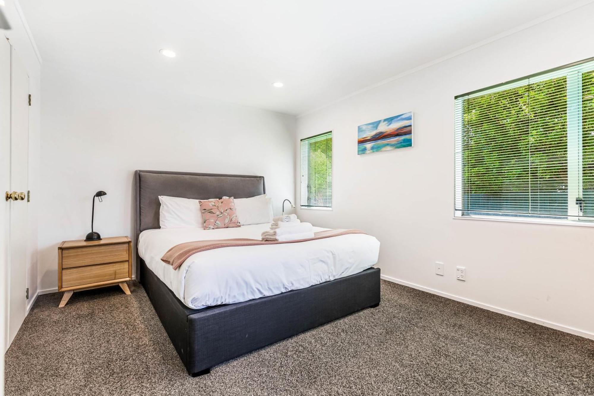 Private And Sunny 3-Bedroom Home With Parking Auckland Zewnętrze zdjęcie